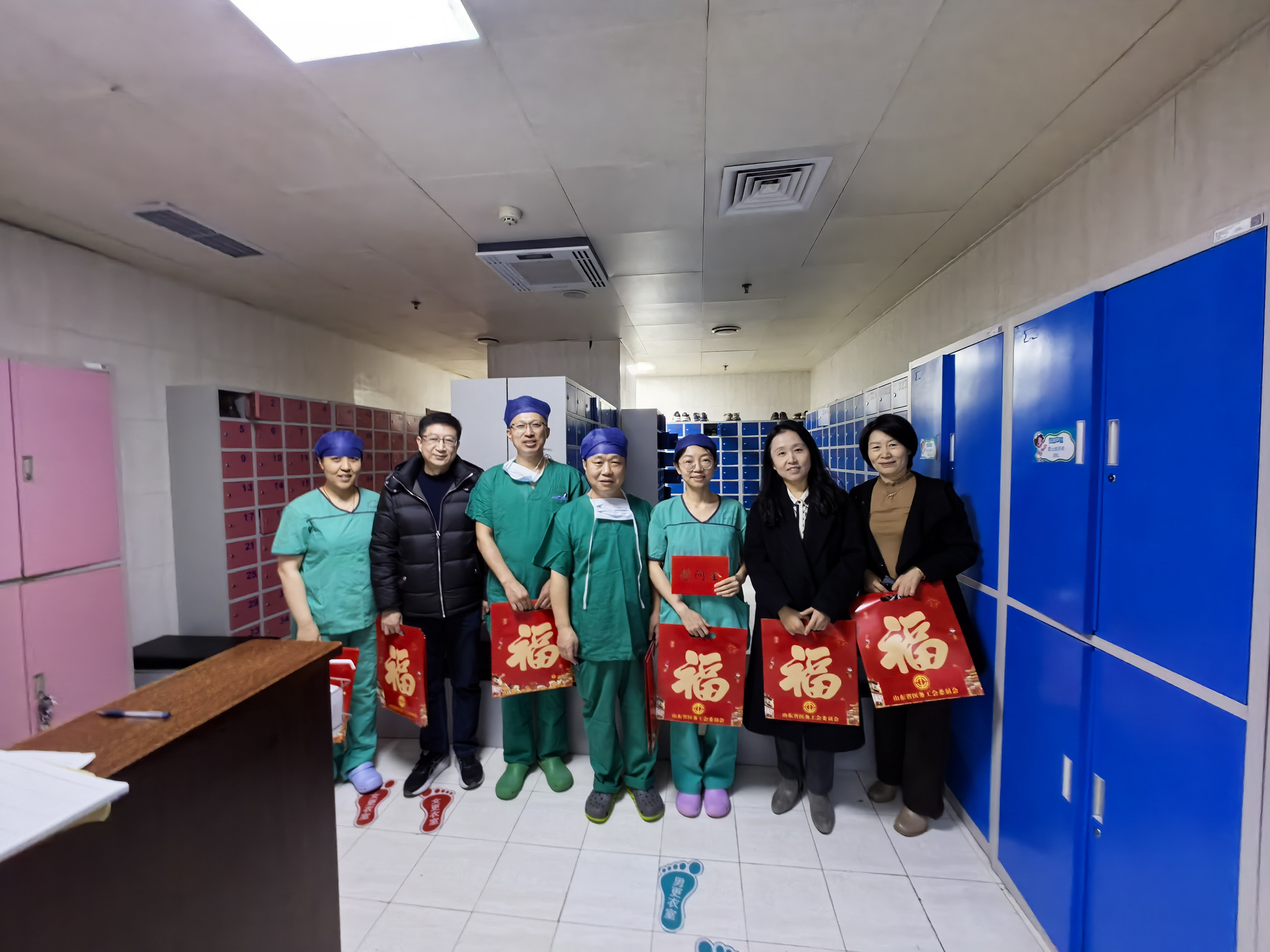 包含科特迪瓦女篮队员赴医院慰问病患，传递温暖！的词条