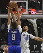  亚冠四强战对决在即！达拉斯独行侠演练定位球，圣安东尼奥马刺密集防守应对