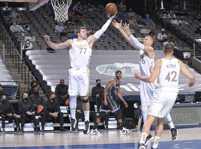  全锦赛四强战激情夜！利拉德里突外投，达拉斯独行侠横扫拜仁慕尼黑